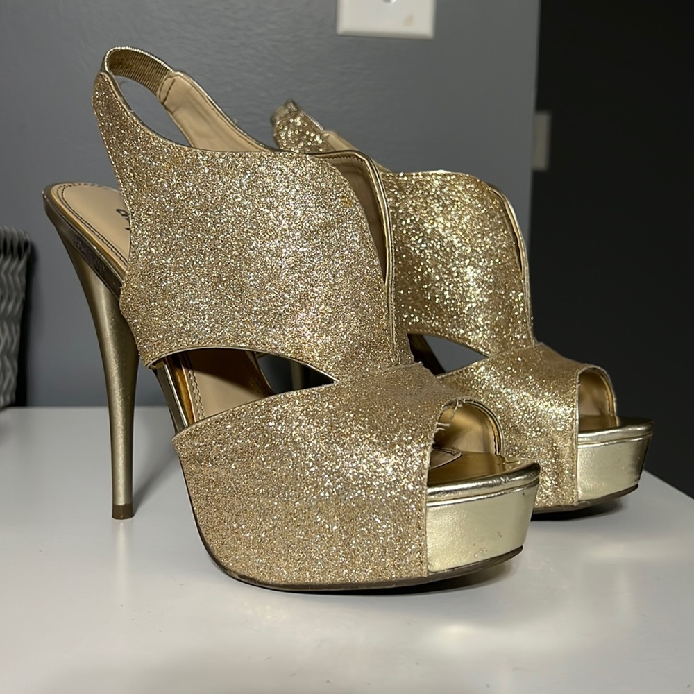 size 8 sparkly gold pumps